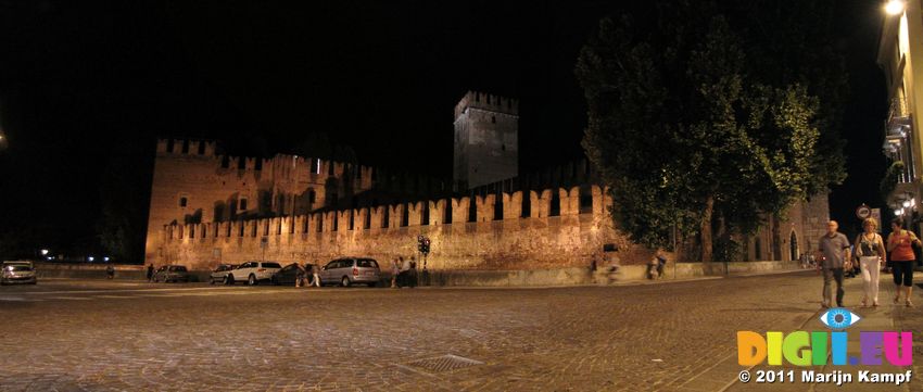 SX19449-50 Castelvecchio castle at night, Verona, Italy